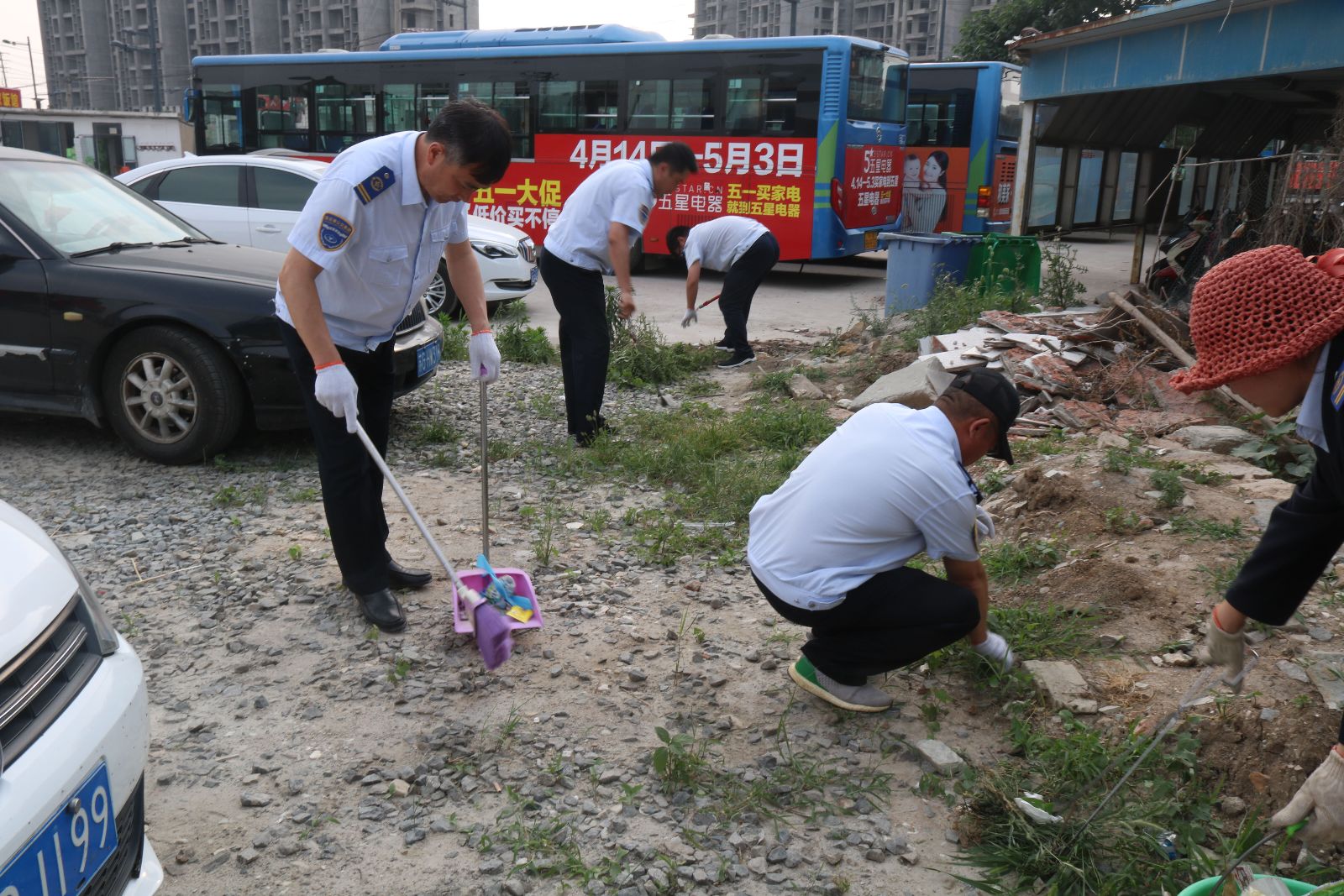 公交集團海通公交公司開展場站衛(wèi)生清理 助力文明城市創(chuàng)建